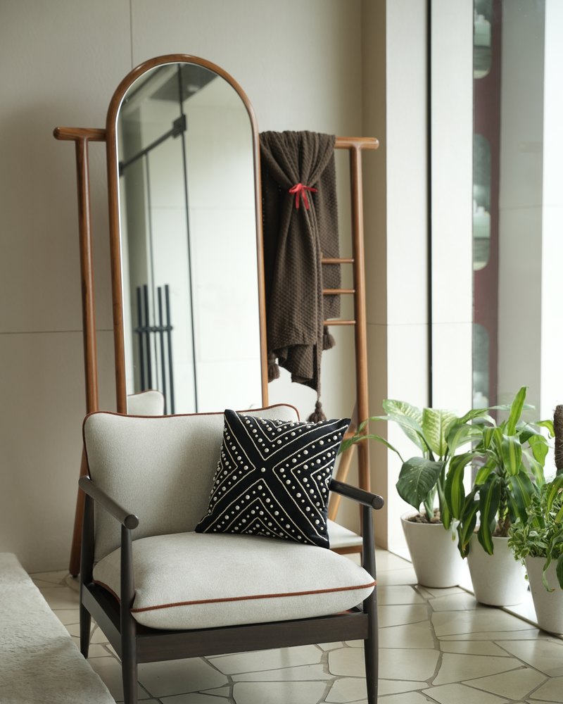 Mirror and styled décor at Drape Shoppe Surat